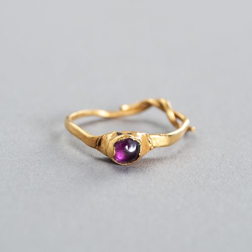 A CHAM GOLD RING WITH GEMSTONE A CHAM GOLD RING WITH GEMSTONE
Champa, 9.-10. Jah&hellip;