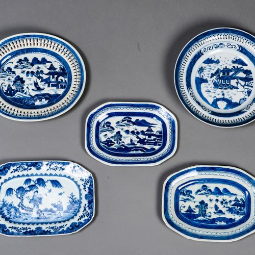 FIVE DECORATIVE PLATES WITH LANDSCAPES 五个装饰板与景观
中国，清朝，19世纪。青花瓷器。这些正式不同的盘子上的绘画非常生&hellip;