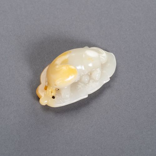 A CELADON AND YELLOW JADE ‘CAT ON LEAF’ PENDANT, LATE QING TO REPUBLIC A CELADON&hellip;
