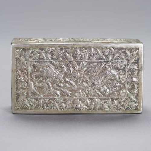 A SILVER-PLATED LIDDED BOX 一个银镀的盖子BOX
缅甸/缅甸约1900年。铰链盖和窄边上压印和雕刻着花卉图案和神话中的动物。

状况。&hellip;