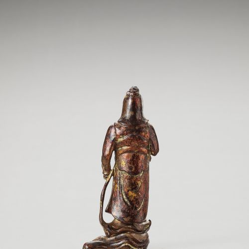 A GILT AND LACQUERED WOOD FIGURE OF A HEAVENLY KING, MING FIGURA DE MADERA DORAD&hellip;