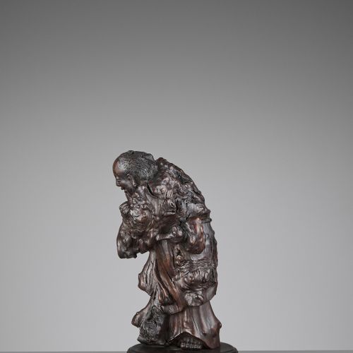 A BURLWOOD CARVING OF LIU HAI, LATE MING TO EARLY QING 刘海木雕，明末清初
中国，17-18世纪。雕刻成站&hellip;