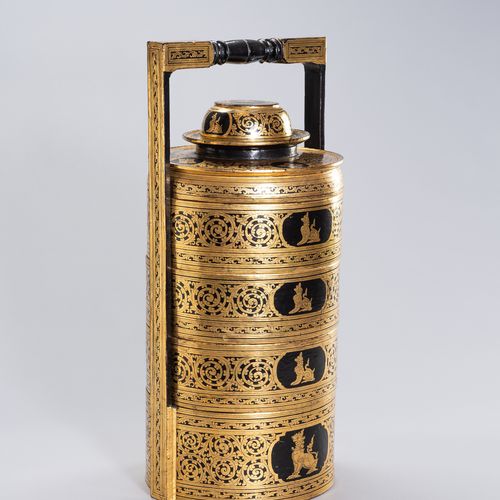 A LARGE DRY LACQUER TIFFIN CARRIER 一个大的干漆提篮
缅甸，1880年。美丽的金色和黑色漆面的五层tiffin装在一个木制的框&hellip;