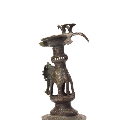 A RARE BASTAR BRONZE ELEPHANT BASE OIL LAMP 一个罕见的铜制大象底座油灯
印度，19-20世纪。一个神话般的Basta&hellip;