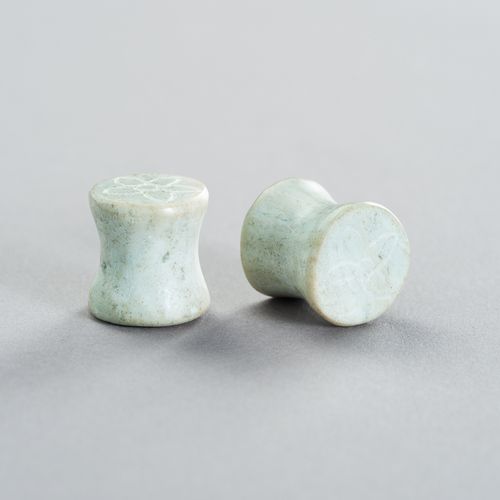 A PAIR OF STONE EARPLUGS 一对石制耳坠
东南亚，20世纪初或更早。两件都是用洗净的绿色石头雕成的，两面都刻有简单的花纹。

状况。 状态&hellip;
