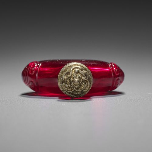 A TRANSPARENT RUBY RED GLASS SNUFF BOTTLE, QING DYNASTY 透明红玻璃鼻烟壶，清代
中国，18-19世纪。圆&hellip;