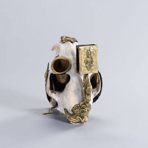 A BRASS MOUNTED OZELOT SKULL SMOKER´S SET 铜制的OZELOT骷髅烟具
泰国/暹罗，1920年左右。归属于ALEX & &hellip;