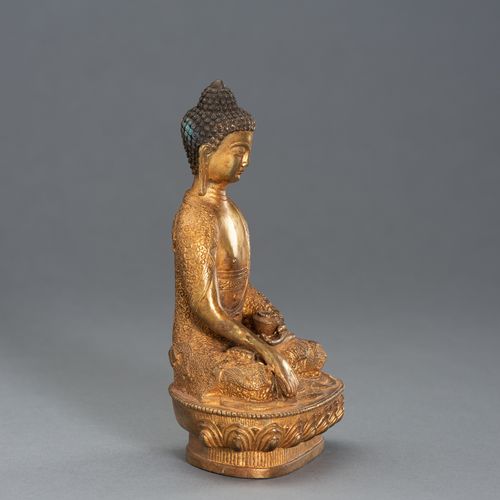 A Gilt Bronze Buddha 鎏金铜佛像
中国，20世纪。

状况良好 ，有磨损和轻微的斑点。状况良好，有磨损和铸造的不规则性，以及轻微的斑驳。
 &hellip;