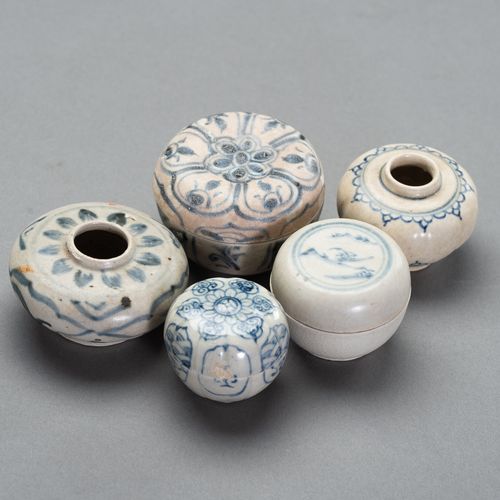 FIVE BLUE AND WHITE PORCELAIN ´SHIPWRECK´ MINIATURE WARES FIVE BLUE AND WHITE PO&hellip;