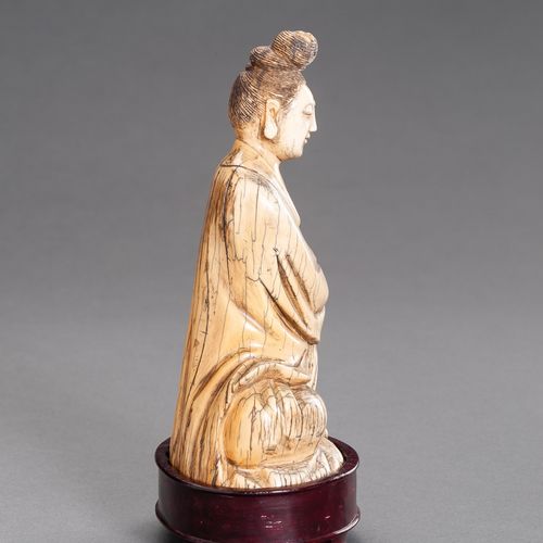 A MING-STYLE IVORY FIGURE OF GUANYIN, QING DYNASTY FIGURA D'AVORIO MING-STYLE DI&hellip;