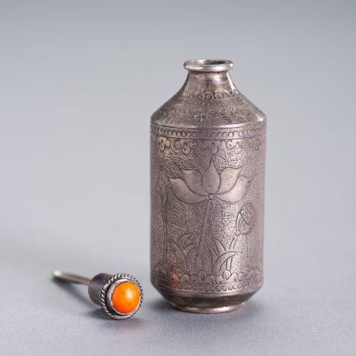 AN INCISED SILVER SNUFF BOTTLE 一个刻印的银质鼻烟壶
中国，19世纪。壶身细微地刻有荷花图案。底部印有两个纯银的印记。

状况良好&hellip;