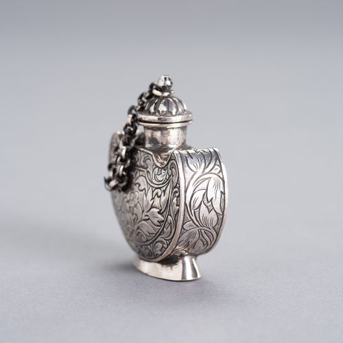 AN UNUSUAL SILVER SNUFF BOTTLE 一个不寻常的银质鼻烟壶
中国，19世纪末至20世纪20年代。锭形的瓶子上刻有花纹。

状况：状态良&hellip;