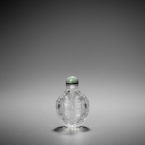 A RARE SET OF TWO GLASS SNUFF BOTTLES, QING DYNASTY 一套罕见的玻璃鼻烟壶，清代
中国，18-19世纪。一个半&hellip;