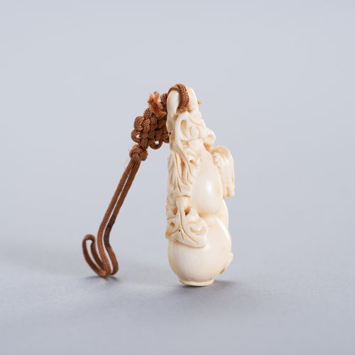 A CHILONG AND DOUBLE GOURD IVORY PENDANT CHILONG- UND DOPPELKÜRBIS-Elfenbein-Anh&hellip;