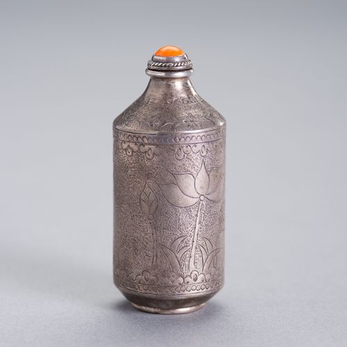 AN INCISED SILVER SNUFF BOTTLE 一个刻印的银质鼻烟壶
中国，19世纪。壶身细微地刻有荷花图案。底部印有两个纯银的印记。

状况良好&hellip;