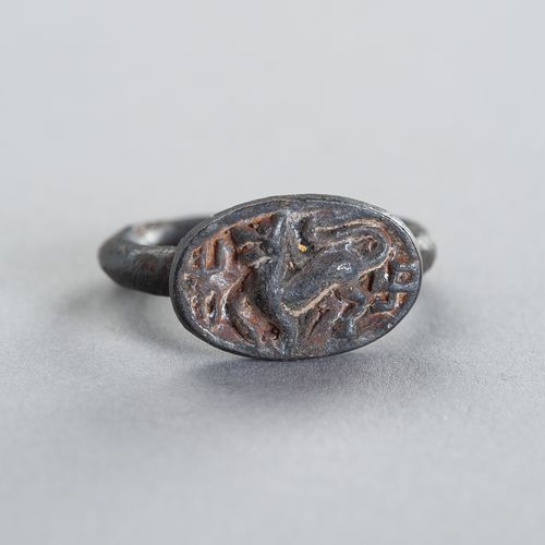 A BRONZE INTAGLIO RING DEPICTING A MYTHICAL BEAST ANILLO INTAGLIO DE BRONCE QUE &hellip;