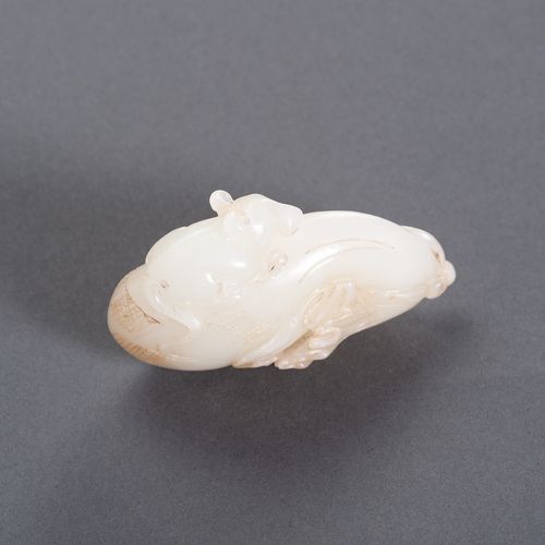 A LARGE WHITE JADE ‘RAT ON TREASURE BAG’ PENDANT, LATE QING TO REPUBLIC 大型白玉 "宝物&hellip;