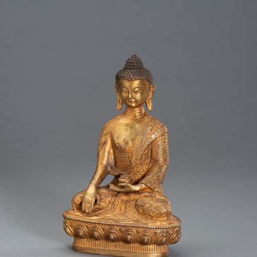 A Gilt Bronze Buddha BOUDDHA EN BRONZE DORÉ
Chine, XXe siècle. Coulé assis en dh&hellip;