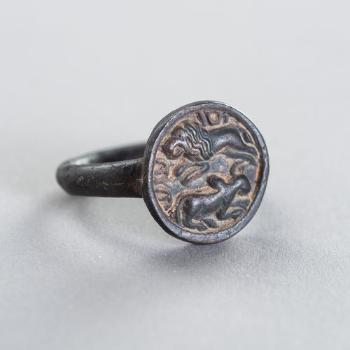 A BRONZE INTAGLIO RING WITH A HUNTING LION A BRONZE INTAGLIO RING WITH A HUNTING&hellip;