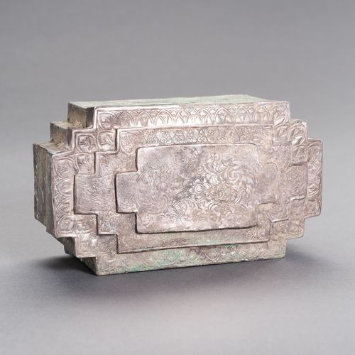 AN UNUSUAL SILVER BOX 一个不寻常的银盒
东南亚，17-19世纪。

状况：不寻常的几何形状的盖子，在多层次的盖子上压印和雕刻着花卉图案。广&hellip;