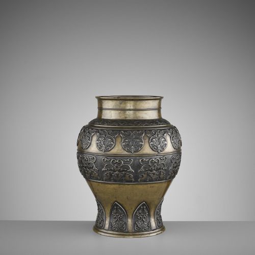 AN ARCHAISTIC BRONZE BALUSTER VASE, 17TH CENTURY 古代铜制大瓶，17世纪
中国，明末至清初。厚重的铸造，肩部刻有&hellip;