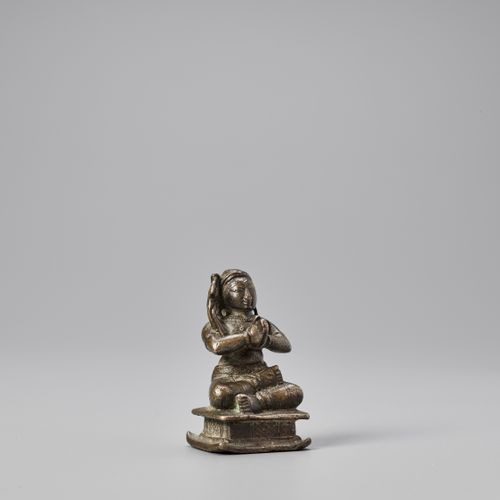TWO SMALL INDIAN BRONZE FIGURES, 19TH CENTURY 两件小型的印度铜像，19世纪
印度。一件青铜器描绘的是放大的迦楼罗，&hellip;