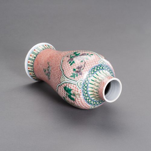 AN EXTREMELY FINE WUCAI ENAMELED PORCELAIN VASE, 17TH CENTURY AN EXTREMELY FINE &hellip;