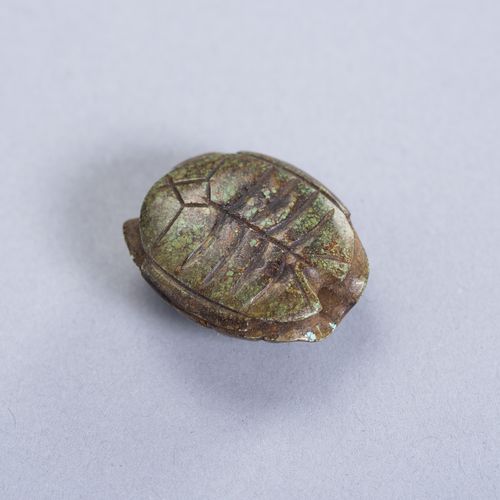A TURQUOISE PENDANT OF A TORTOISE SHELL 绿松石龟壳吊坠
中国，大概是明朝（1368-1644）。绿松石呈浅绿色和棕色的斑&hellip;