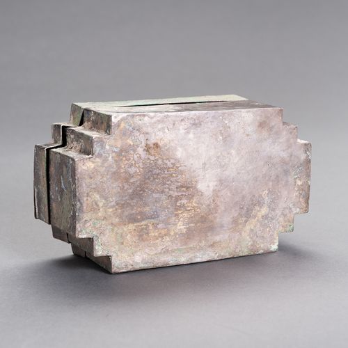 AN UNUSUAL SILVER BOX UN UNUSUAL SILVER BOX
Sud-Est asiatico,XVII -XIX secolo. L&hellip;