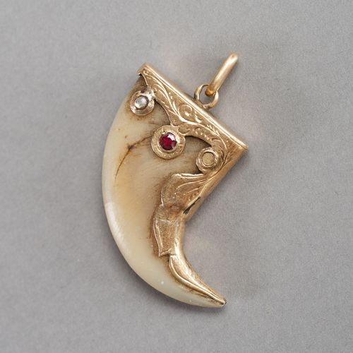 A GOLD AND GEMSTONE SET TIGER CLAW PENDANT 镶嵌宝石的黄金虎爪吊坠
印度，19世纪。吊坠由镶嵌宝石的金座和虎爪组成。
&hellip;