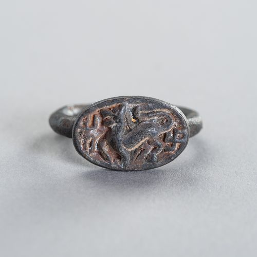 A BRONZE INTAGLIO RING DEPICTING A MYTHICAL BEAST ANILLO INTAGLIO DE BRONCE QUE &hellip;