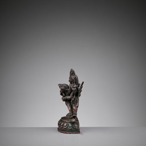 A SILVER-INLAID BRONZE FIGURE OF HERUKA AND CONSORT, QING FIGURA DE BRONCE EN PL&hellip;