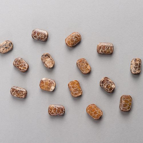 A LOT OF FIFTEEN NEPHRITE ‘TORTOISE’ BEADS 一组15颗软玉"龟甲 "珠子
中国，明朝（1368-1644）。十五颗珠子&hellip;