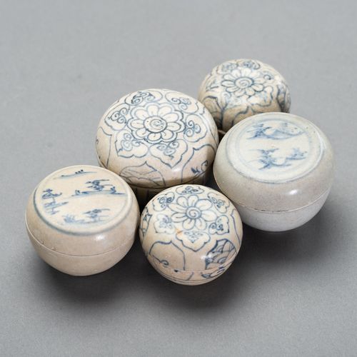 FIVE BLUE AND WHITE PORCELAIN ´SHIPWRECK´ MEDICINE BOXES 五个青花瓷 "船难 "药箱
中国，明末（136&hellip;