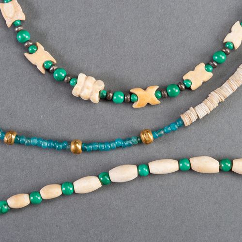 THREE FINE NECKLACES FROM PAKISTAN (MEHRGARH) AND THAILAND 三条来自巴基斯坦（迈尔加）和泰国的精美项链&hellip;