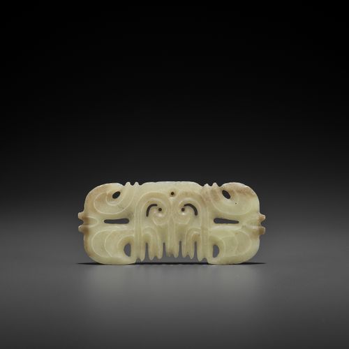 A LIGHT YELLOW JADE ‘TOOTHED’ ORNAMENT WITH MASK MOTIF ORNAMENT "DENTÉ" EN JADE &hellip;