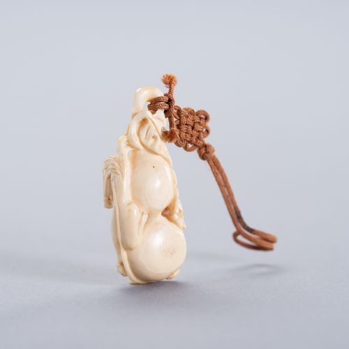 A CHILONG AND DOUBLE GOURD IVORY PENDANT PENDANT EN IVOIRE EN FORME DE CHILONG E&hellip;