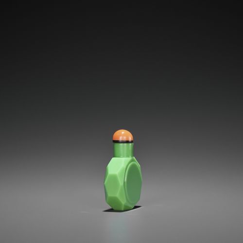 A FACETED GREEN GLASS SNUFF BOTTLE, 18TH CENTURY BOTTIGLIA DI VETRO VERDE FACCIA&hellip;