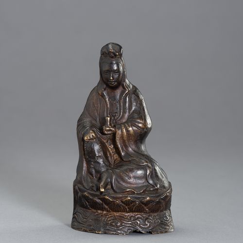 A Bronze Figure of Guanyin 观音菩萨铜像
中国南方，明末（1368-1644）。

状况良好。 状况良好，自然光泽细腻，下缘有旧的磨损&hellip;