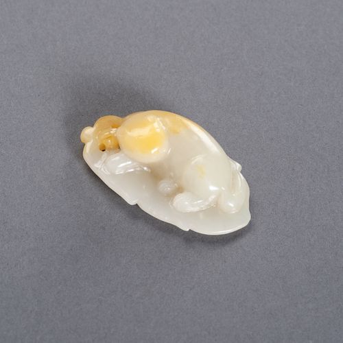 A CELADON AND YELLOW JADE ‘CAT ON LEAF’ PENDANT, LATE QING TO REPUBLIC 青花瓷和黄玉 "叶&hellip;
