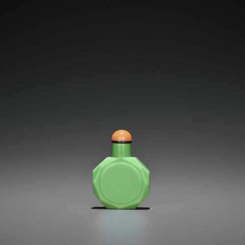 A FACETED GREEN GLASS SNUFF BOTTLE, 18TH CENTURY GESICHTERTE GRÜNE GLASFLASCHE, &hellip;