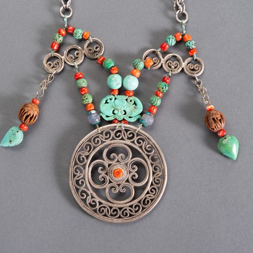 A TIBETAN CHINESE NECKLACE A TIBETAN CHINESE NECKLACE
Tibetano - cinese, 1900 - &hellip;