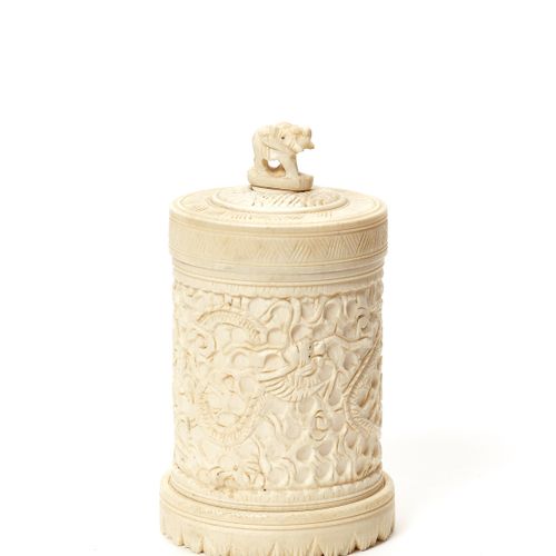 AN INDIAN IVORY BOX AND COVER, C. 1880 CAJA Y TAPA DE MARFIL INDIO, C. 1880
Indi&hellip;