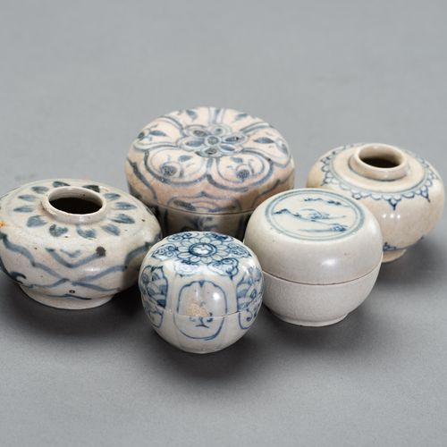 FIVE BLUE AND WHITE PORCELAIN ´SHIPWRECK´ MINIATURE WARES FIVE BLUE AND WHITE PO&hellip;