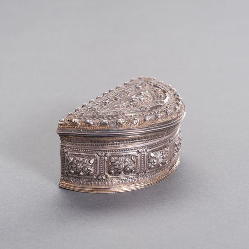 A LIDDED SILVER BOX 一个有盖的银盒
缅甸/缅甸19世纪。带铰链盖的半圆形盒子上压印和雕刻着装饰性的图案和鸟。底部显示雕刻的字符。

状况。总&hellip;
