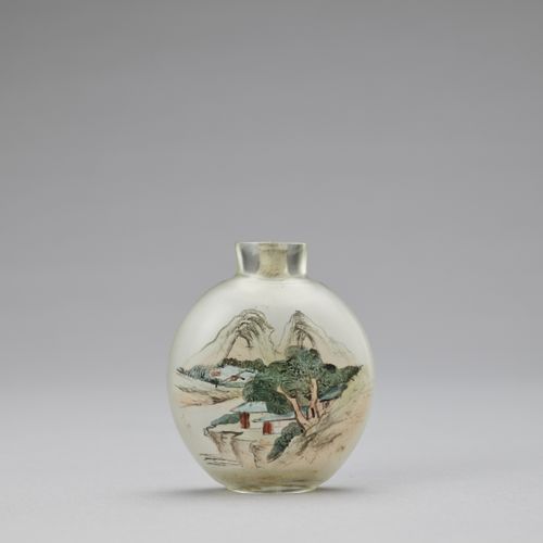 AN INSIDE-PAINTED GLASS ‘BUDDHIST DISCIPLES’ SNUFF BOTTLE, 20TH CENTURY BOTELLA &hellip;