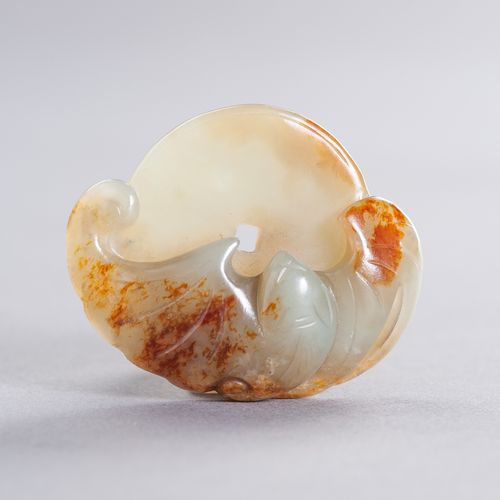 A CELADON AND RUSSET JADE ‘BAT AND COIN’ PENDANT, LATE QING PENDENTE 'BAT AND CO&hellip;