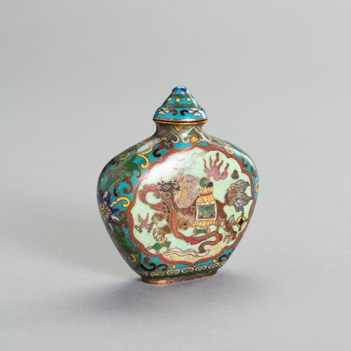 AN ‘ELEPHANT AND QILIN’ CLOISONNE SNUFF BOTTLE CLOISONNE-FLASCHE 'ELEFANT UND QI&hellip;