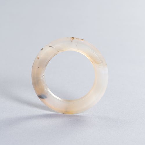 A FINE CHINESE AGATE RING A FINE CHINESE AGATE RING
China, Zhou Dynasty (c. 1046&hellip;