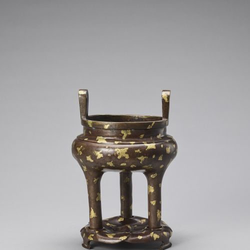 A GOLD-SPLASHED BRONZE TRIPOD CENSER WITH SIX-CHARACTER XUANDE MARK, QING 一件带有六字&hellip;